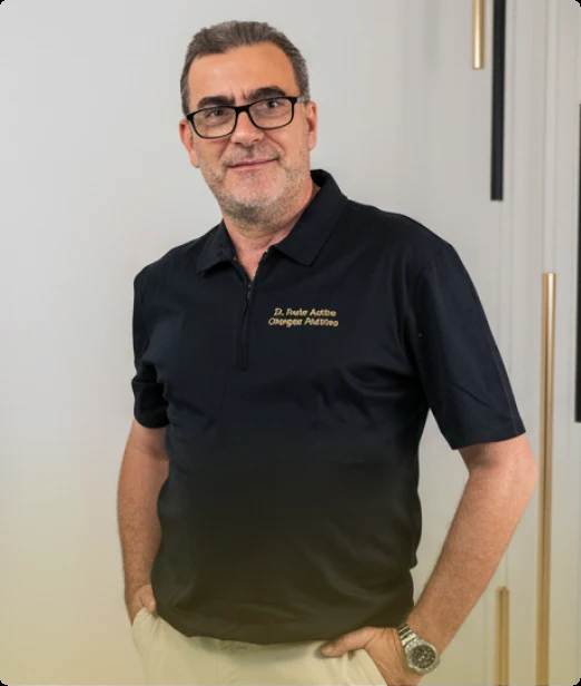 Dr. Paulo Botica no corredor da clínica